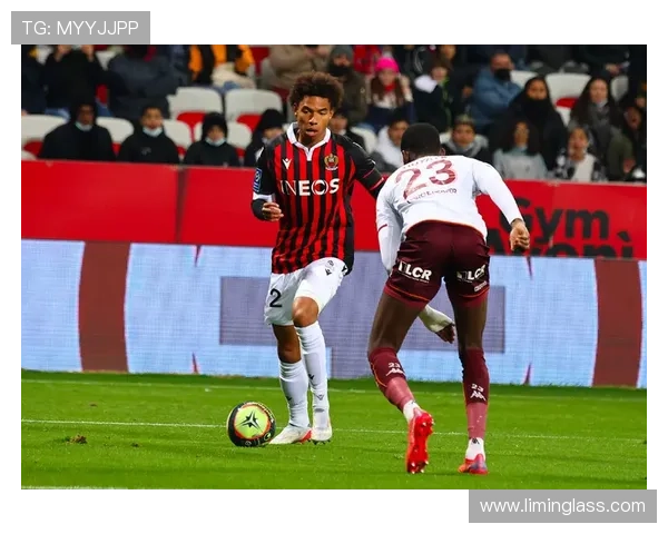 巴黎中场流畅性存疑,高强度对抗下衔接不稳,稳定性面临考验 巴黎中场流畅性存疑,高强度对抗下衔接不稳,稳定性面临考验